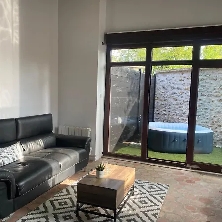 Studio Duplex Avec Spa Et Cour Privee Bonnelles Exterior foto